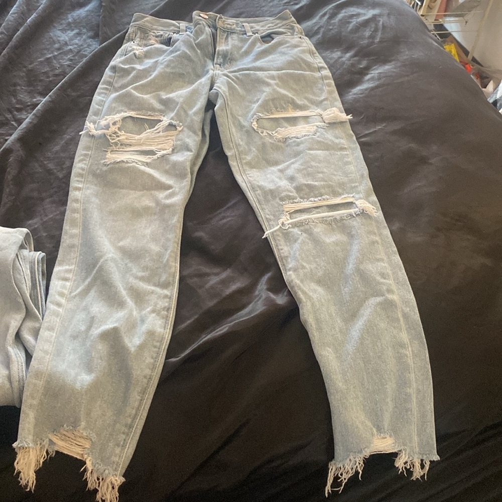 selling jeans they are in good condition and never worn